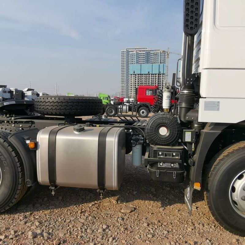 レッド SHACMAN F3000 375HP ユーロV 6輪 トラクターヘッド 4x2 WEICHAI エンジン