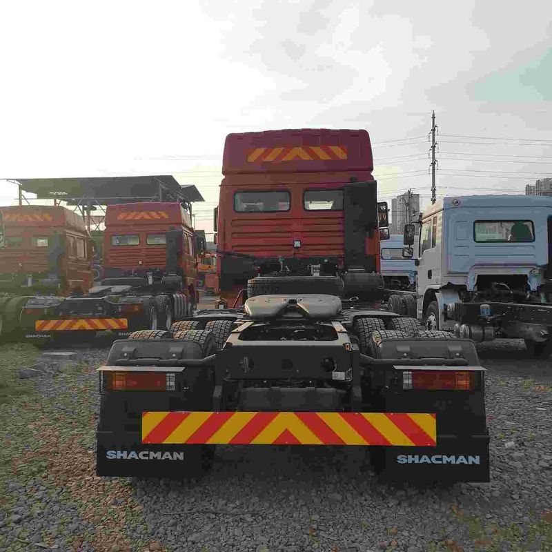 レッド SHACMAN F3000 375HP ユーロV 6ホイール トラクターヘッド 4x2 WEICHAI エンジン