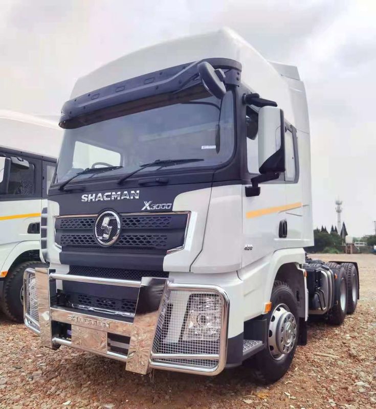SHACMAN X3000 6x4 トラクタートラック EuroV 480HP 白 トラクターヘッド 拡張ハイルーフキャビンおよび400L燃料タンク付き
