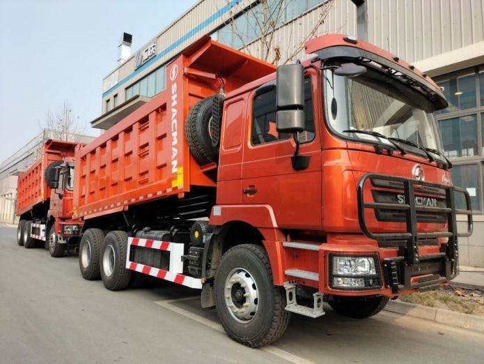 ネオン・レッド重型ダンプトラック 衝突緩和システム 25T 容量 6x6 6x4 8x4 駆動型 12輪 1800 3200 1350mm ホイール