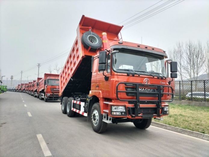 ネオン・レッド重型ダンプトラック 衝突緩和システム 25T 容量 6x6 6x4 8x4 駆動型 12輪 1800 3200 1350mm ホイール