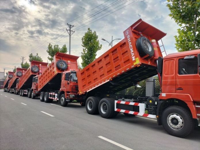ネオン・レッド重型ダンプトラック 衝突緩和システム 25T 容量 6x6 6x4 8x4 駆動型 12輪 1800 3200 1350mm ホイール
